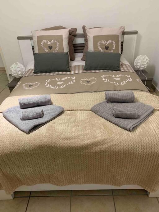 Gite 3 Etoiles Les Gourlines Avec Balneo, Veranda, Piscine Et Garage Avermes Екстериор снимка