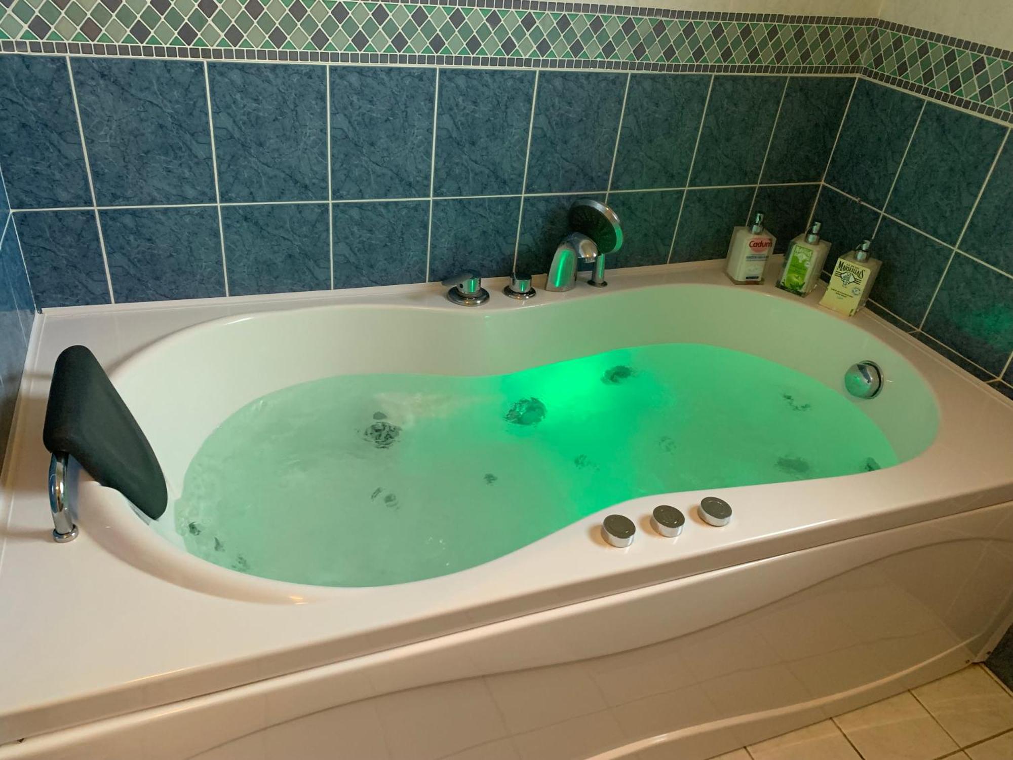 Gite 3 Etoiles Les Gourlines Avec Balneo, Veranda, Piscine Et Garage Avermes Екстериор снимка