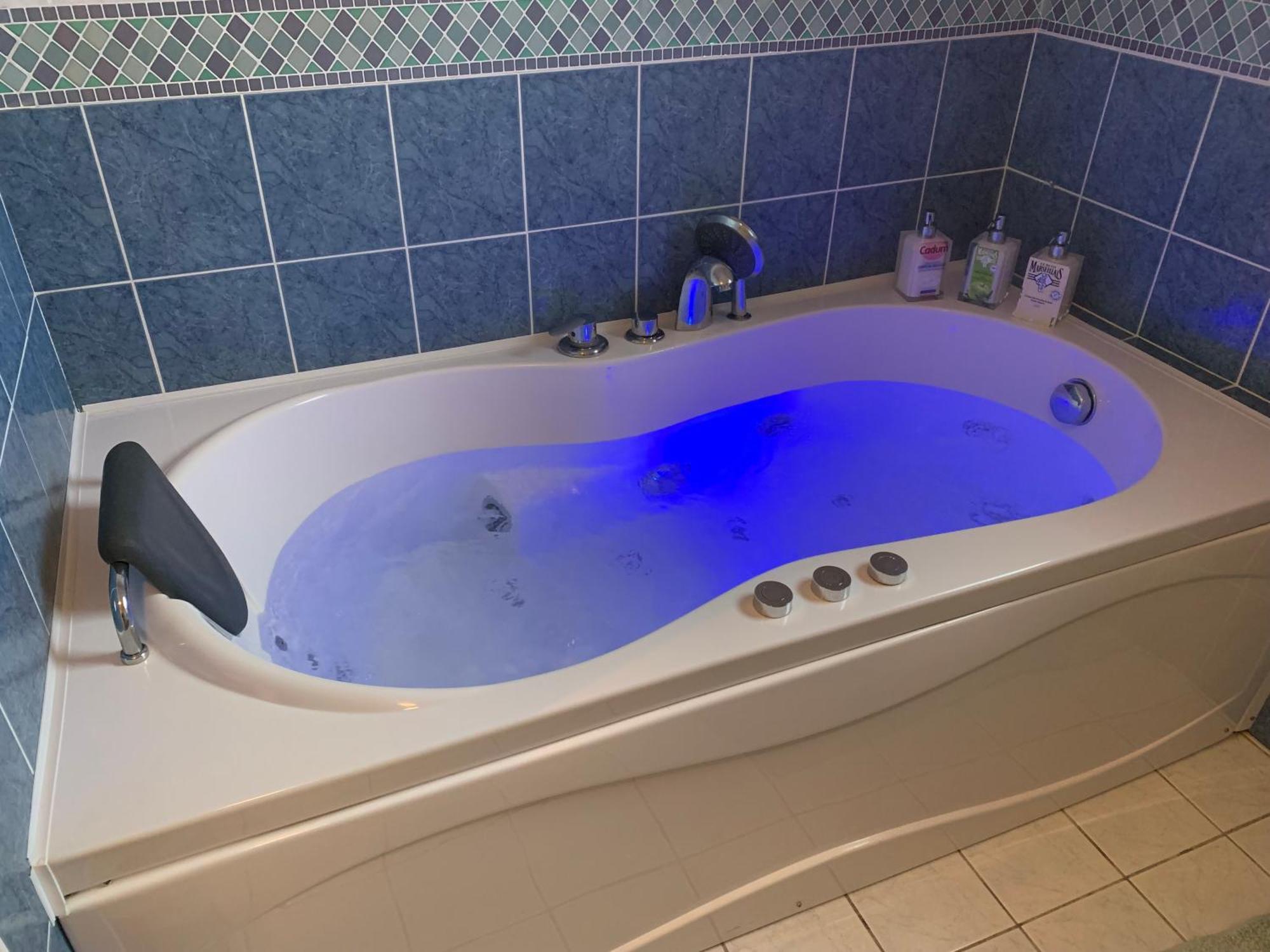 Gite 3 Etoiles Les Gourlines Avec Balneo, Veranda, Piscine Et Garage Avermes Екстериор снимка